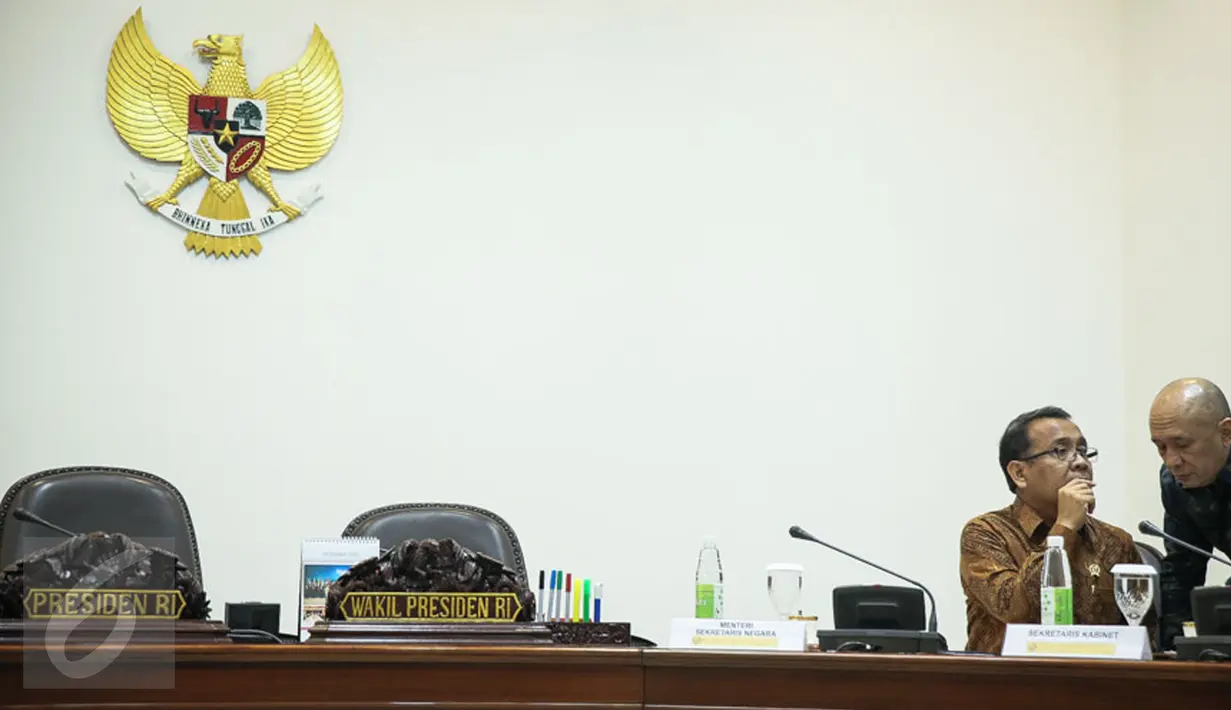 Mensesneg Praktikno (kiri) berbincang dengan Kepala Staf Presiden Teten Masduki sebelum rapat terbatas penanganan radikalisme dan persiapan Natal serta Tahun Baru 2016 di Kantor Presiden, Jakarta, Rabu (16/12). (Liputan6.com/Faizal Fanani)