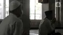 Jemaah mengenakan masker berdoa saat menunaikan Salat Jumat di Masjid Jami'e Baitussalam, Cipinang, Jakarta, Jumat (10/4/2020). (merdeka.com/Iqbal S. Nugroho)