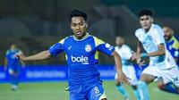 Gelandang Arema FC, Arkhan FikrI, dalam duel melawan PSBS Biak di Stadion Sultan Agung (SSA), Bantul, Yogyakarta, Jumat (15/5/2026) malam WIB. (Doc Arema FC)