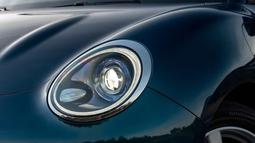 Lampu yang digunakan berbentuk lingkaran dengan garnish chrome di tepiannya. Lampunya sudah menggunakan teknologi full LED yang memberikan penerangan maksimal di malam hari. (Source: drive.com.au)