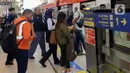 Saat ini, LRT Jabodebek juga telah terintegrasi dengan berbagai moda transportasi lain dan diharapkan bisa menjadi pilihan bagi masyarakat yang ingin beraktivitas di akhir pekan. (Liputan6.com/Herman Zakharia)