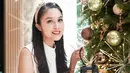 Fir merupakan tumbuhan konifer dari genus Abies yang banyak ditemukan di pegunungan Amerika Utara, Amerika Tengah, Eropa, Asia, dan Afrika Utara. Kini, seisi rumah Sandra Dewi sudah terhiasi dengan pohon Natal tersebut. Ia menyebut pohon itu sebagai legend Christmas hidup yang sudah digunakan ratusan tahun. (Liputan6.com/IG/@sandradewi88)