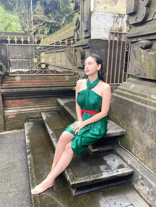 Valerie Tifanka pun disebut banyak netizen, tampil makin cerah usai membasuh diri di Pura Tirta Empul Tampaksiring. Situs religi ini beberapa kali dikunjungi selebriti seperti Lucinta Luna, hingga Hotman Paris. (Liputan6.com/IG/@valtifanka)