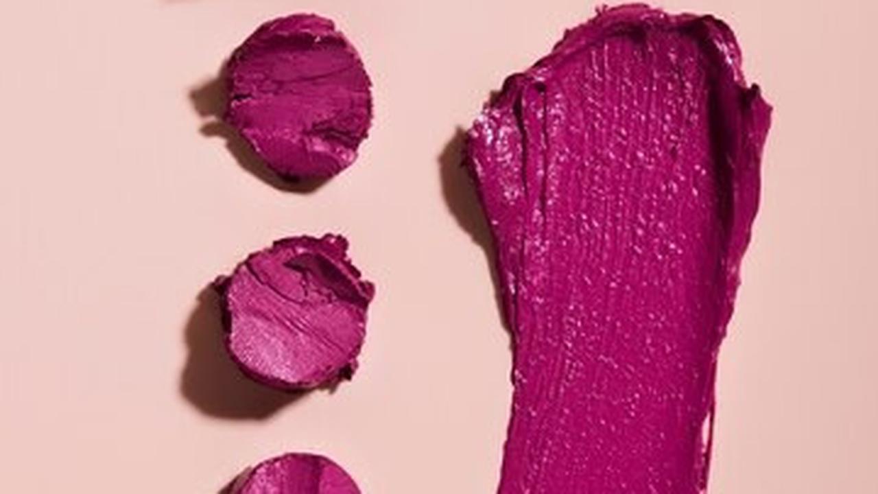 Ilustrasi Lipstik Patah