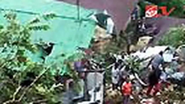 Korban Banjir di Ambon Mulai Membersihkan Rumah