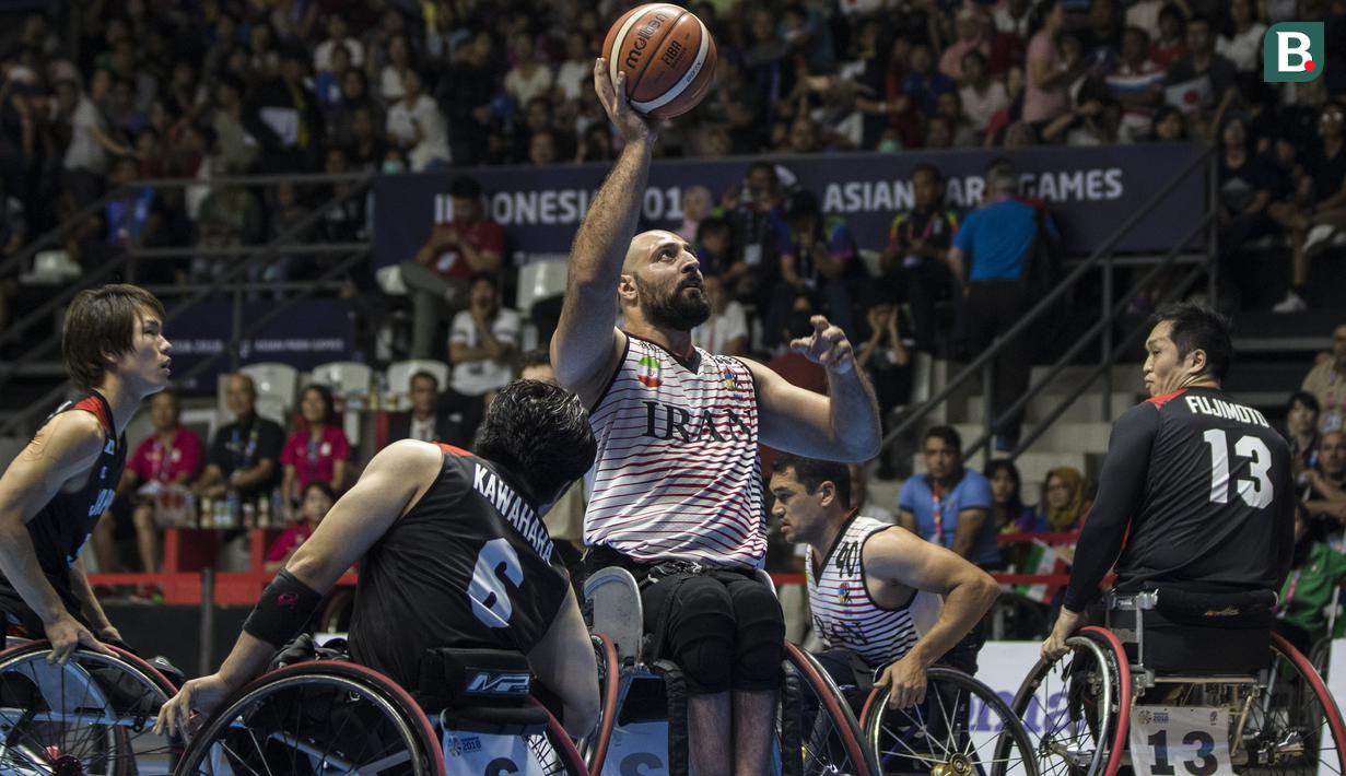 Pebasket kursi roda Iran, Tolouei Mohsen, berusaha memasukan bola saat melawan Jepang pada final Asian Para Games di Hall A Senayan, Jakarta, Sabtu (13/10). Iran menang 68-66 atas Jepang. (Bola.com/Vitalis Yogi Trisna)