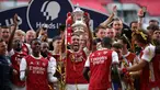 Liverpool dan Chelsea akan bertemu di partai final memperebutkan gelar Piala FA musim 2021/2022. Sejak digelar pada musim 1871/1872, tercatat 9 klub menjadi pengoleksi terbanyak gelar Piala FA (lebih dari 5 kali), termasuk Liverpool dan Chelsea.(AFP/Pool/Adam Davy)