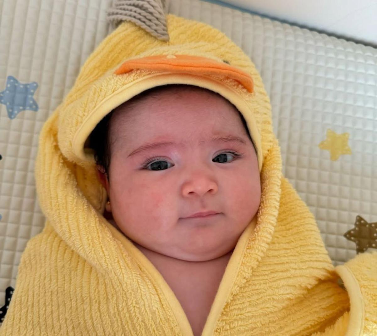 Potret Menggemaskan Hagia Anak Jedar, Berbalut Handuk Bebek dengan Ekspresinya yang Curi Perhatian