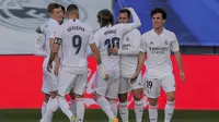Pemain Real Madrid merayakan gol Marco Asensio pada laga Liga Spanyol melawan Levante di Estadio Alfredo Di Stefano, Sabtu (30/1/2021). (AP Photo/Manu Fernandez)