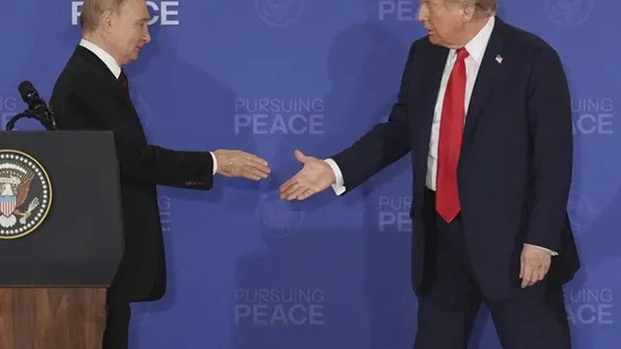 Donald Trump Pamer Foto Kiriman Vladimir Putin
