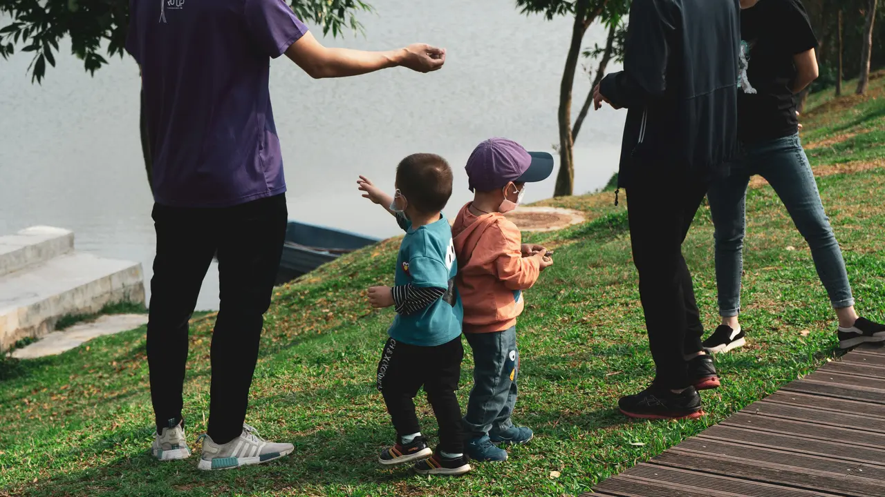 Anak-anak bersama orang tua