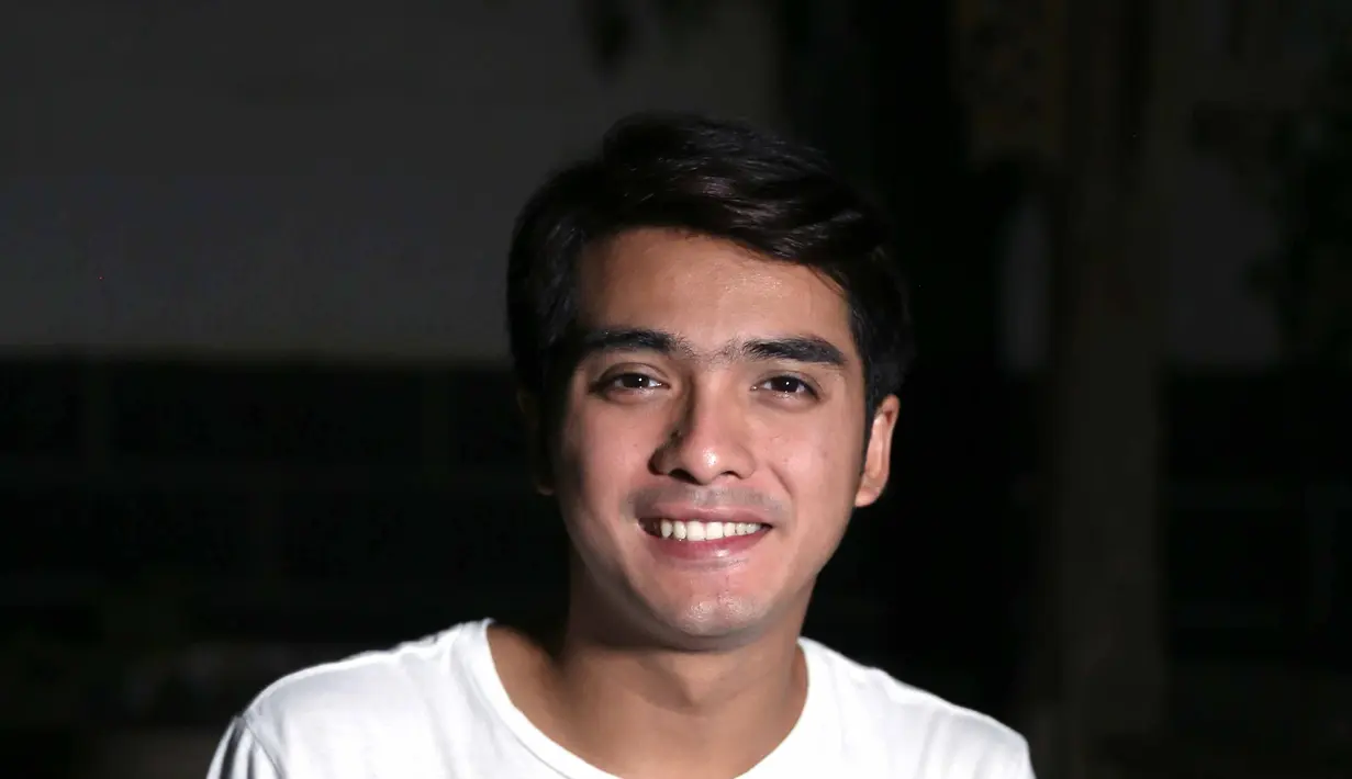 Dari pengamatan Bintang.com di lokasi tempat BBM Live Chat, Kirun beberapa kali menepuk bagian tubuhnya akibat di serangan nyamuk. (Nurwahyunan/Bintang.com)