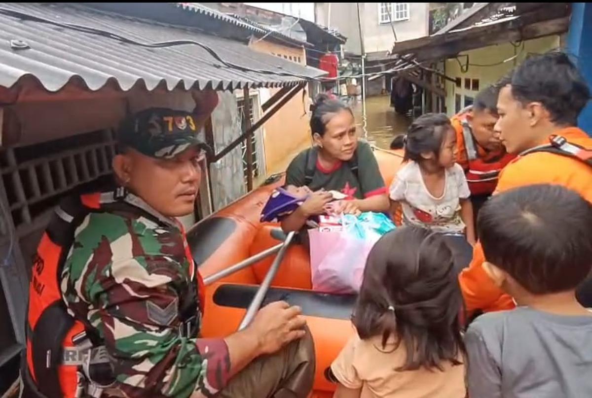 Prajurit TNI Kodim 0507 evakuasi warga terjebak banjir di Bekasi