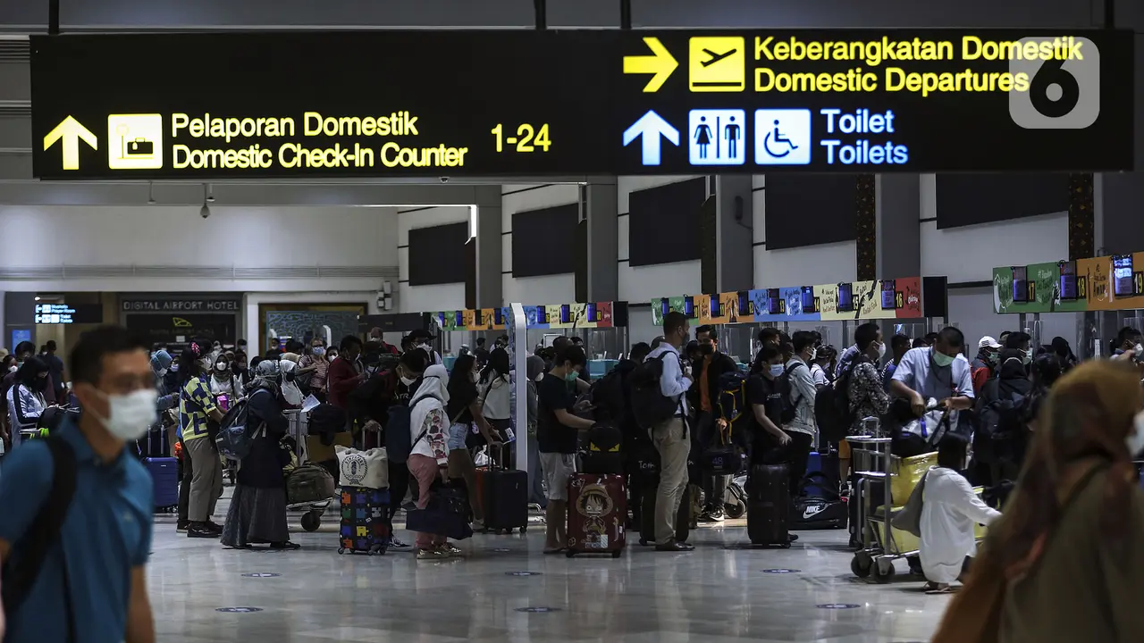 FOTO: H-1 Larangan Mudik, Bandara Soekarno Hatta Ramai Calon Penumpang