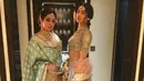 Untuk yang satu ini, Sridevi tampil cantik bersama dengan anak perempuannya. Mereka sama-sama memukau dengan balutan Sari khas Indianya. Dan pastinya ini menjadi kenangan yang sangat terindah bagi sang putri. (Instagram/sridevi.kapoor)
