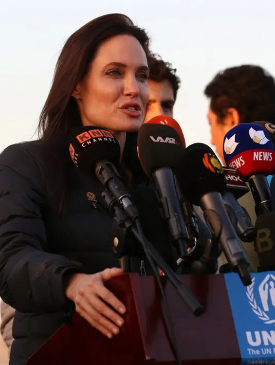 Sejak lama Jolie memang terkenal sebagai aktivis sosial, tak heran jika dirinya ikut mengomentari soal keputusan Trump yang menjadi kontroversi ini. Bahkan menimbulkan aksi demo yang diikuti warga Amerika. (AFP/Bintang.com)