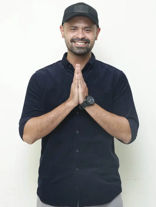 Sukses akting peran antagonis yang di perankan dalam serial Malaikat Kecil dari India, Mike Locock hampir diusir oleh penggemarnya. Bahkan banyak mendapat cacian dari penggemar serial tersebut. (Bambang E. Ros/Bintang.com)