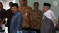 Wapres Jusuf Kalla (kiri) dan Ketua Umum MUI MUI Ma'ruf Amin saat tiba di Kantor MUI, Jakarta, Selasa (6/3). Pekan lalu JK bertolak ke Afghanistan sebagai tindak lanjut dukungan Indonesia untuk perdamaian di Afghanistan. (Liputan6.com/Angga Yuniar)