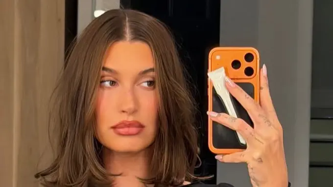 Potret Hailey Bieber dengan gaya rambut barunya.