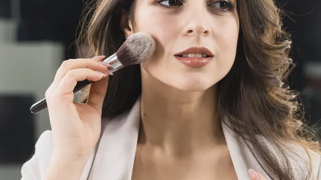 3. Jangan pilih bedak yang lebih terang dari warna kulit