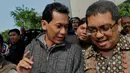 Bupati Tanah Laut Bambang Alamsyah (kiri) berjalan keluar Gedung KPK usai menjalani pemeriksaan, Jakarta, Selasa (5/5/2015). Bambang diperiksa sebagai saksi untuk tersangka Direktur PT Mitra Maju Sukses (MMS) Andrew Hidayat. (Liputan6.com/Andrian M Tunay)