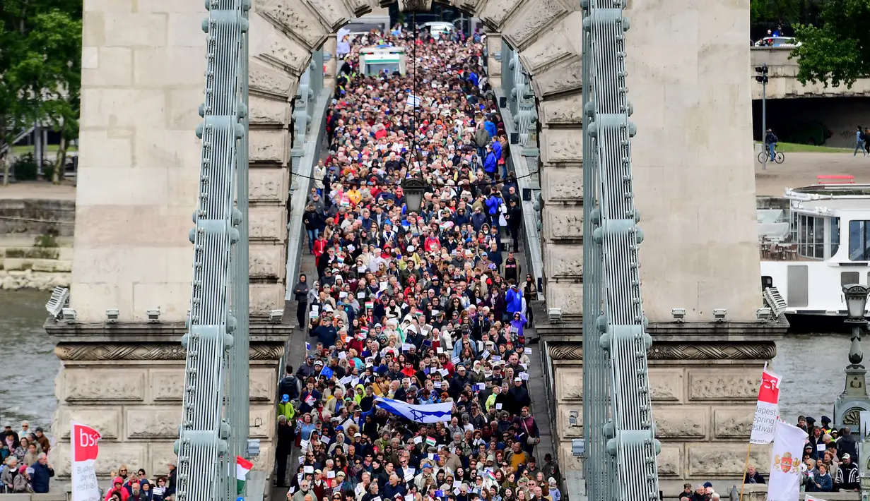 Warga Yahudi dan simpatisan menggelar aksi 'Maret for Life Hungaria' di jembatan Hungaria 'Lanchid' (Chain Bridge), Budapest, Minggu (16/4). Aksi mereka untuk mengenang Holocaust yang telah menewaskan ribuan warga Yahudi. (AFP PHOTO / ATTILA KISBENEDEK)