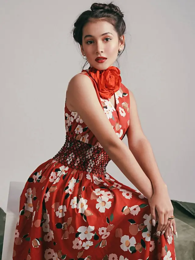 Tampil Dewasa, Pemotretan Sandrinna Michelle dengan Outfit Floral Ini Menawan