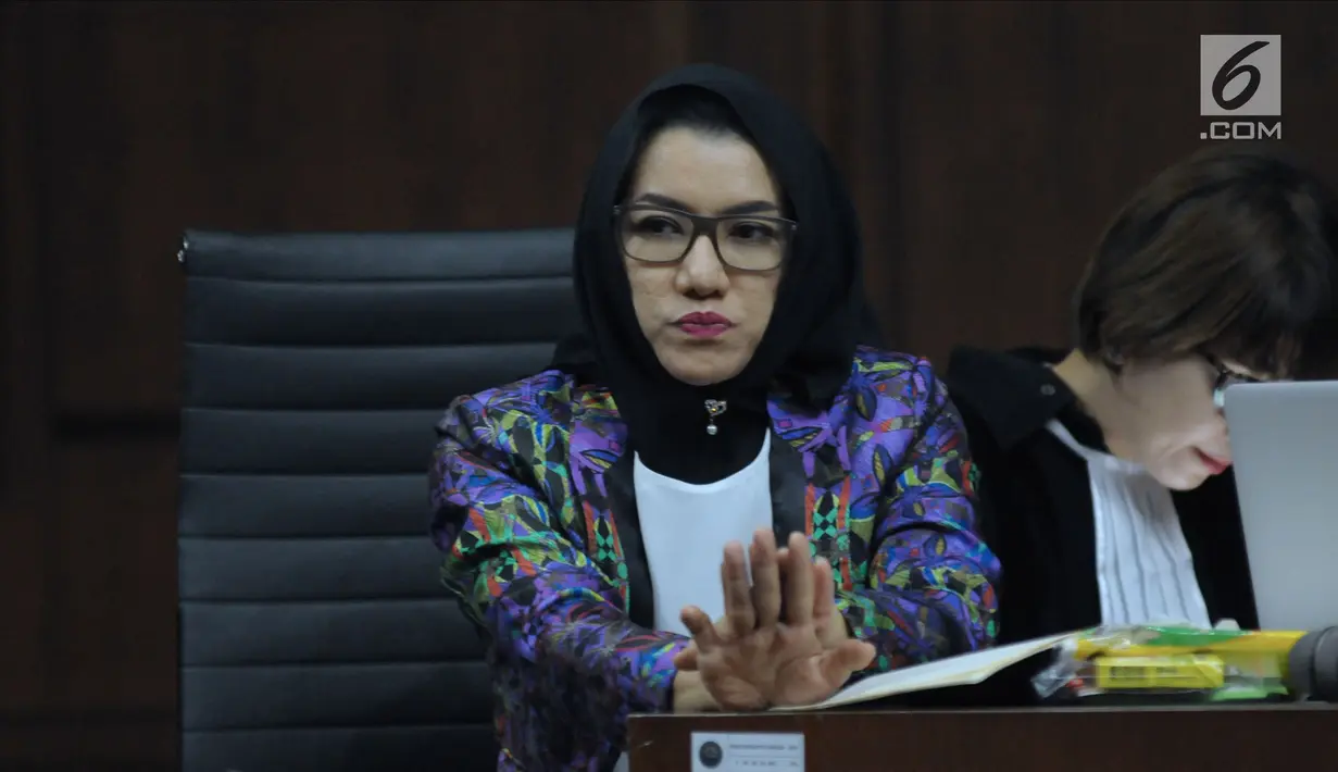 Terdakwa gratifikasi dan suap pemberian izin lokasi perkebunan kelapa sawit, Rita Widyasari saat mengikuti sidang lanjutan di Pengadilan Tipikor, Jakarta, Rabu (11/4). Sidang mendengar keterangan saksi. (Liputan6.com/Helmi Fithriansyah)