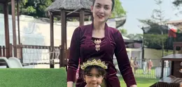 Rianti Cartwright dan Putrinya saat Rayakan Hari Kartini. [@riantic]