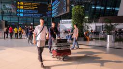 Sejumlah pemain Timnas Selandia Baru U-17 saat tiba di Terminal 3 Bandara Soekarno Hatta, Tangerang, Banten menjelang Piala Dunia U-17 2023 pada Jumat (03/11/2023). (Bola.com/Bagaskara Lazuardi)