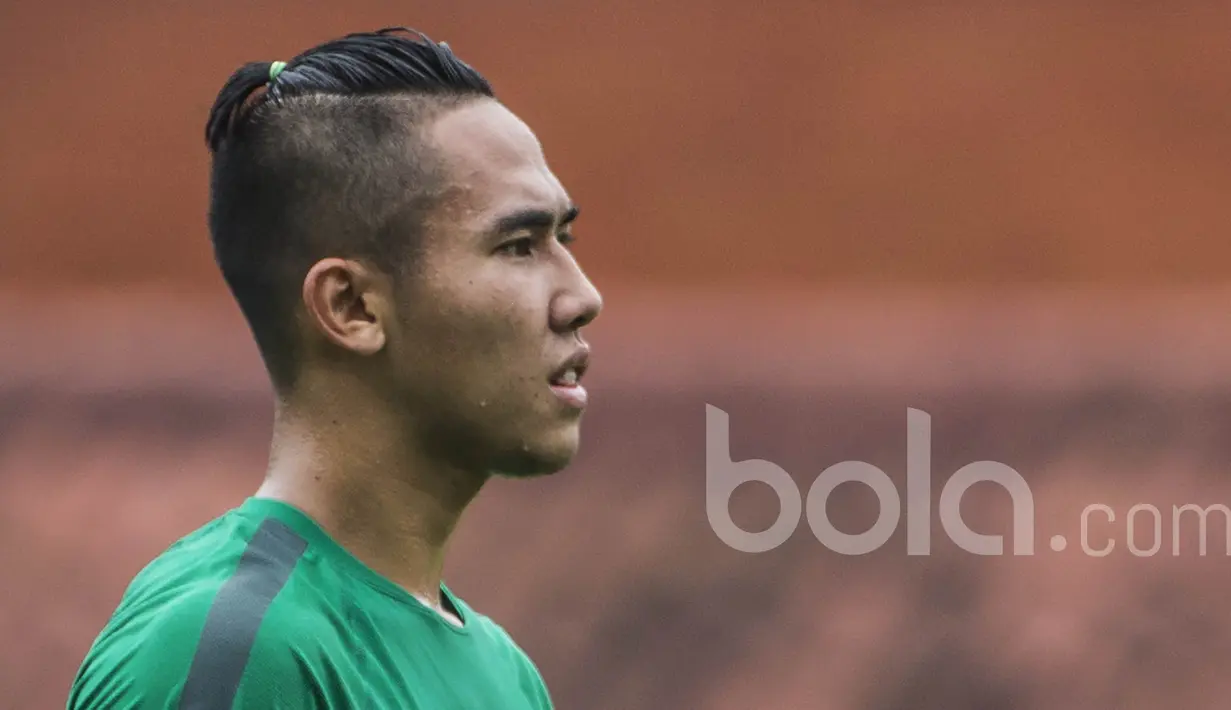Bek Persija Jakarta, Ryuji Utomo, tampil dengan rambut baru saat mengikuti seleksi Timnas Indonesia U-22 di Lapangan SPH Karawaci, Banten, Selasa (28/2/2017). (Bola.com/Vitalis Yogi Trisna)