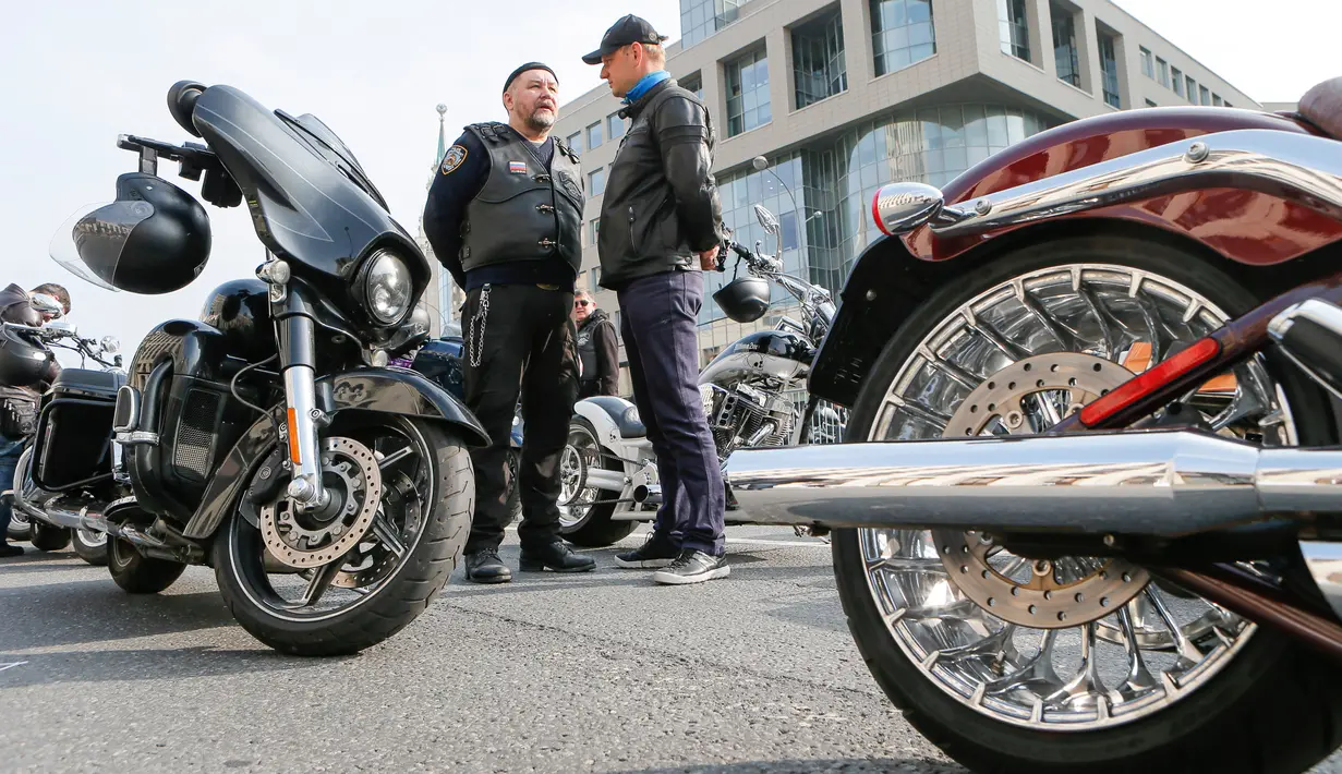 Para pengendara motor menghadiri sebuah parade sepeda motor yang menandai penutupan musim sepeda motor di Moskow, Rusia, pada 26 September 2020. Beberapa ribu pengendara sepeda motor ikut serta dalam parade tersebut. (Xinhua/Alexander Zemlianichenko Jr)