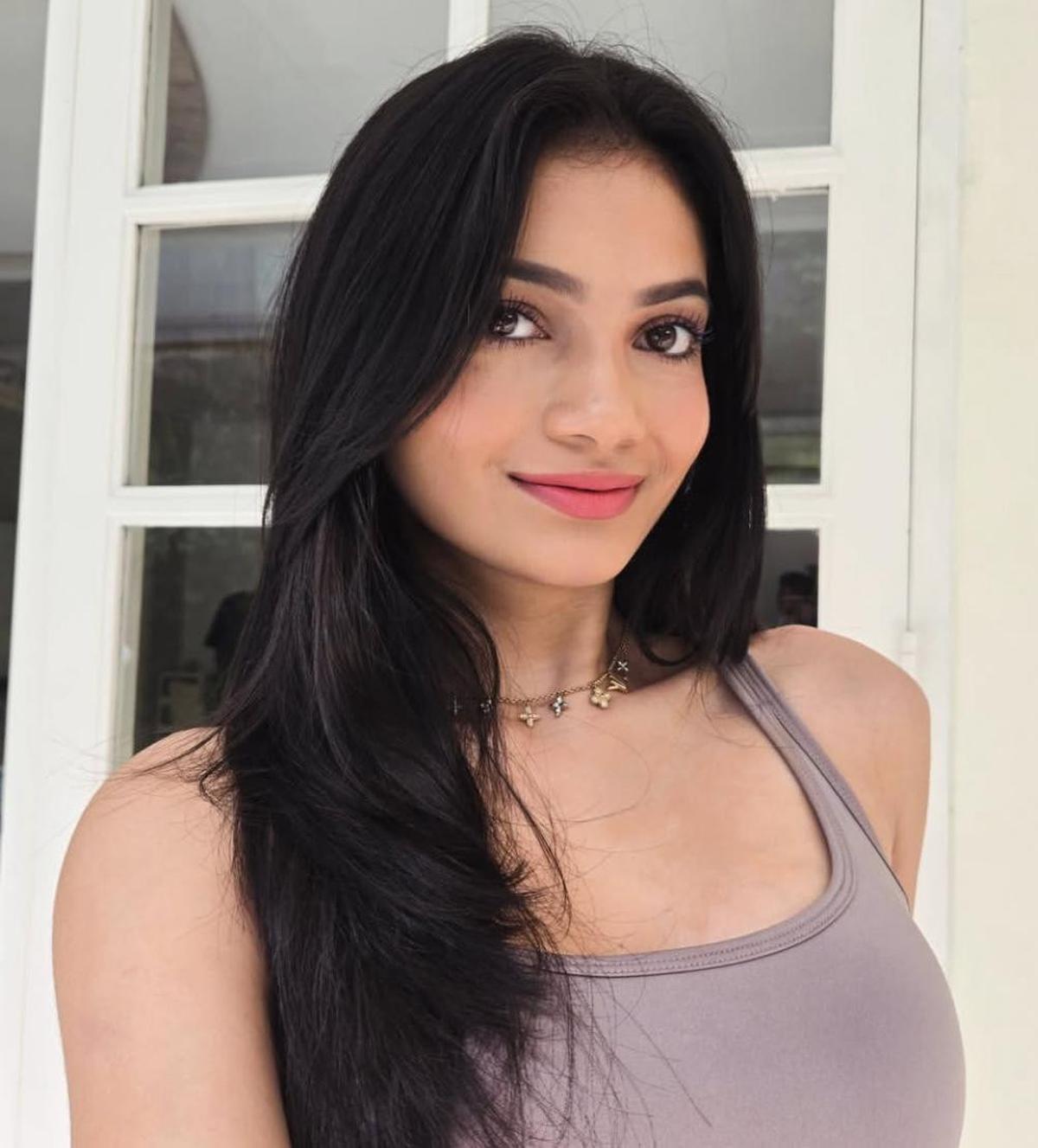 Aura Elegan dan Natural, Ratu Sofya Tampil Stunning di Setiap Potret!