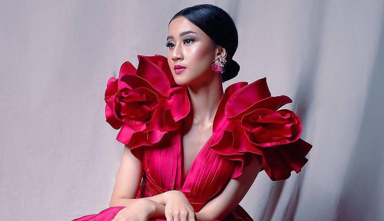 Penyanyi muda jebolang ajang pencarian bakat Keisya Levronka hingga saat ini menjadi salah satu penyanyi yang memiliki banyak penggemar. Selain di dunia tarik suara, ia pun merambah dunia akting. Beberapa kali ia pun tampil di layar kaca dan layar lebar. (Liputan6.com/IG/@keisyalevronka)