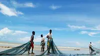 Menyiapkan jaring udang halus dikawasan Pantai Lampu I Merauke, Papua. Nelayan mengeluhkan turunnya pendapatan yang semula mencapai 15 kg menjadi 5 kg per hari dengan harga Rp10.000 per kg. (Antara).