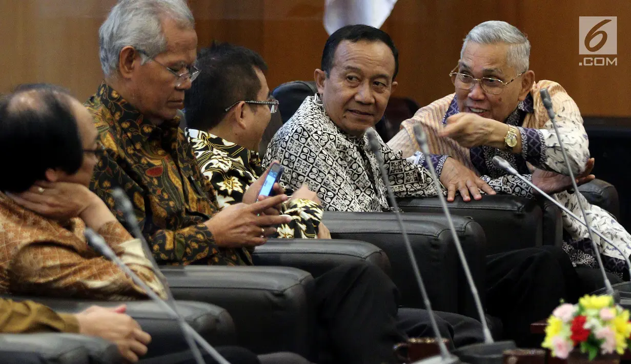 Mantan Wakil Presiden Tri Sutrisno menghadiri acara Silaturahmi UKP PIP/BPIP dengan MPR RI di Senayan, Jakarta, Rabu (14/3). Agenda tersebut membahas sosialisasi program Unit Kerja Presiden Pembinaan Ideologi Pancasila (UKP PIP). (Liputan6.com/JohanTallo)