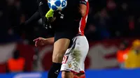 Pemain Paris Saint Germain (PSG) Kylian Mbappe berebut bola dengan pemain Red Star Belgrade Filip Stojkovic saat bertanding pada Grup C Liga Champions di Beograd, Serbia, Selasa (11/12). PSG menang dengan skor 4-1. (AP Photo/Darko Vojinovic)