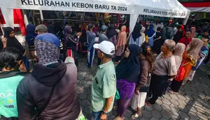 Antrean Warga Saat Penyaluran Beras Bantuan Pangan di Kebon Baru Jakarta