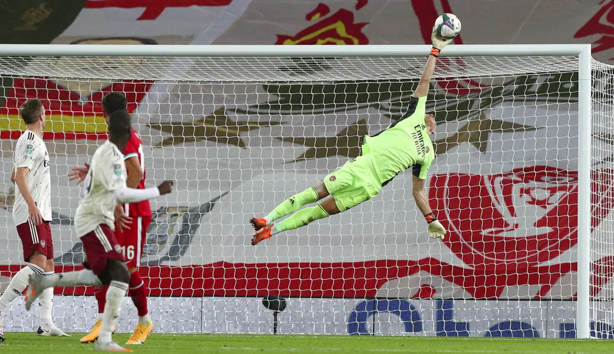 Penjaga gawang Arsenal Bernd Leno melakukan penyelamatan pada pertandingan putaran keempat Piala Liga antara Liverpool dan Arsenal di Anfield, Liverpool, Inggris, Kamis (1/10/2020). Arsenal mengalahkan Liverpool 5-4 dalam adu penalti. (Peter Byrne/Pool via AP)