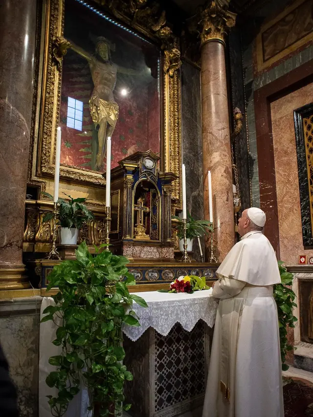 Paus Fransiskus pergi ke Basilika untuk mengunjungi ikon Salus Populi Romani, Mary Protection of the Roman People, untuk memohon doanya terhadap pandemi Virus Corona.