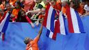 Shanice Van De Sanden striker Belanda menyapa para fans di Stade du Hainaut, Valenciennes, Prancis setelah Belanda mengandaskan Kamerun dengan skor 3-1 di penyisihan Grup E Piala Dunia Wanita 2019. ( AP/Michel Spingler )