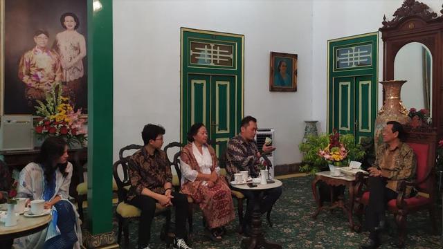 Pemain film Bumi Manusia sambangi Keraton (Foto: Rizky Aditya Saputra)