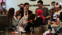 Anggiat Pasaribu mencium tangan ibunda Anggota Komisi III DPR RI Arteria Dahlan,  Wasniar Wahab usai Konferensi Pers di Fraksi PDI Perjuangan, Komplek Parlemen, Senayan, Jakarta, Kamis (25/11/2021).  (Liputan6.com/Johan Tallo)
