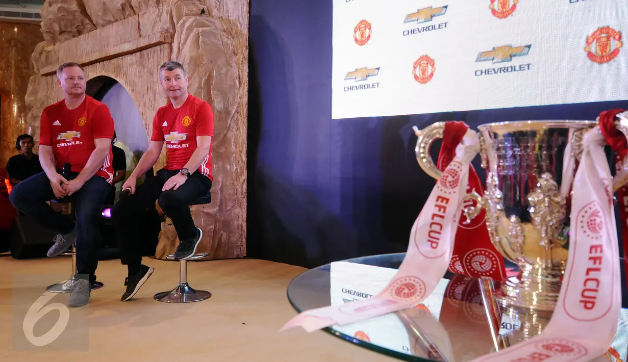 Legenda Manchester United David May (kiri) dan Denis Irwin menyimak pertanyaan jelang pemberian hadiah Chevrolet Fan Club 2017 di Jakarta, Jumat (17/3). Empat pemenang berhak hadiah perjalanan ke Stadion Old Trafford. (Liputan6.com/Helmi Fithriansyah)
