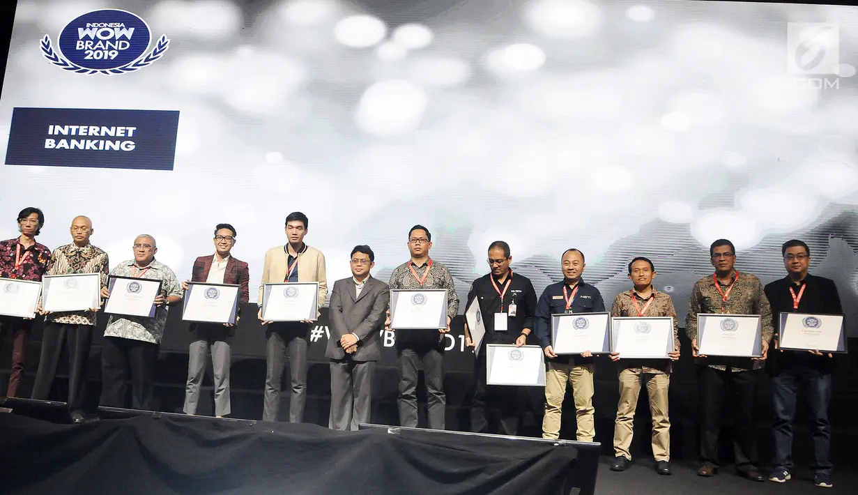 Para penerima penghargaan foto bersama pada acara The Fourth WOW Brands Festive Days 2019 di Jakarta, Kamis (14/9). WOW Brand merupakan penghargaan merek tertinggi dari hasil survei konsumen yang digelar MarkPlus, Inc. (Liputan6.com/Herman Zakharia)