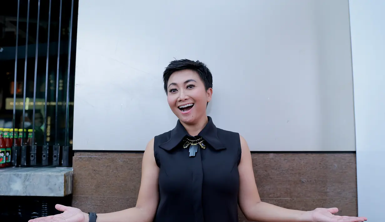 "Saya kepirikan ingin mencoba main film. Soalnya film Indonesia lagi booming. Saya ingin banget diajak, apalagi yang lokasi syutingnya di Indonesia. Siapa gitu yang mau menawarkan," ujar Indy Barends. (Adrian Putra/Bintang.com)