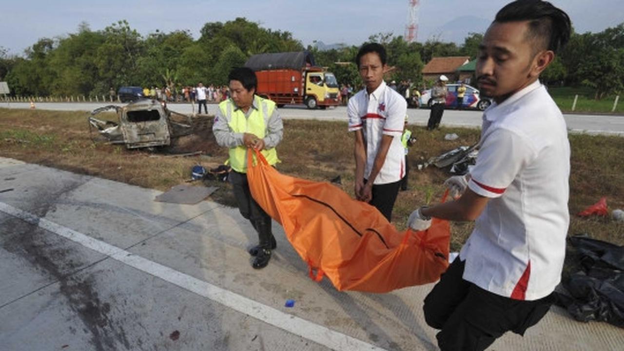 Evakuasi korban tewas kecelakaan maut di Tol Cipali