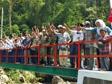 Warga berpose di Jembatan Asa SCTV ke-9, Banyumas, Jawa Tengah, Minggu (3/4/2016). Pengerjaan memakan waktu sekitar 30 hari dan menghabiskan biaya sekitar Rp.199 juta. (Liputan6.com)