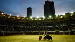 Seorang matador asal Spanyol, Enrique Ponce berusaha menaklukkan banteng di arena laga banteng La Santamaria, Bogota, Kolombia, 28 Januari 2018. (AFP PHOTO / Raul Arboleda)