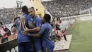 Para pemain Persib merayakan Gol yang dicetak oleh Ezechiel Ndouasel ke gawang Semen Padang pada laga Liga 1 Indonesia di Stadion Si Jalak Harupat, Bandung, Sabtu, (9/9/2017). Persib ditahan imbang 2-2 oleh Semen Padang. (Bola.com/M Iqbal Ichsan)